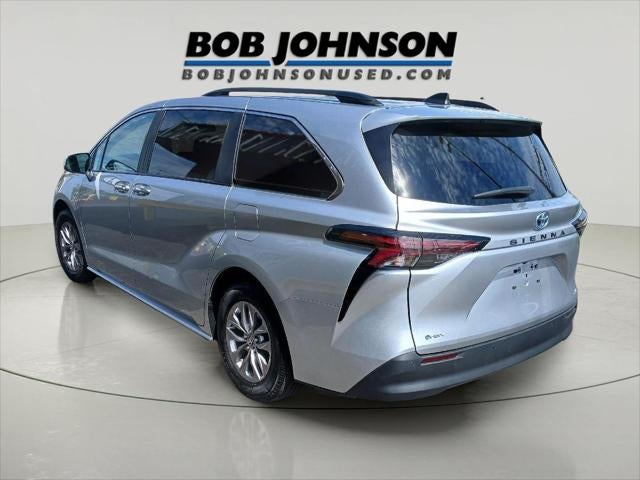 2025 Toyota Sienna XLE FWD 8-PASSENGER