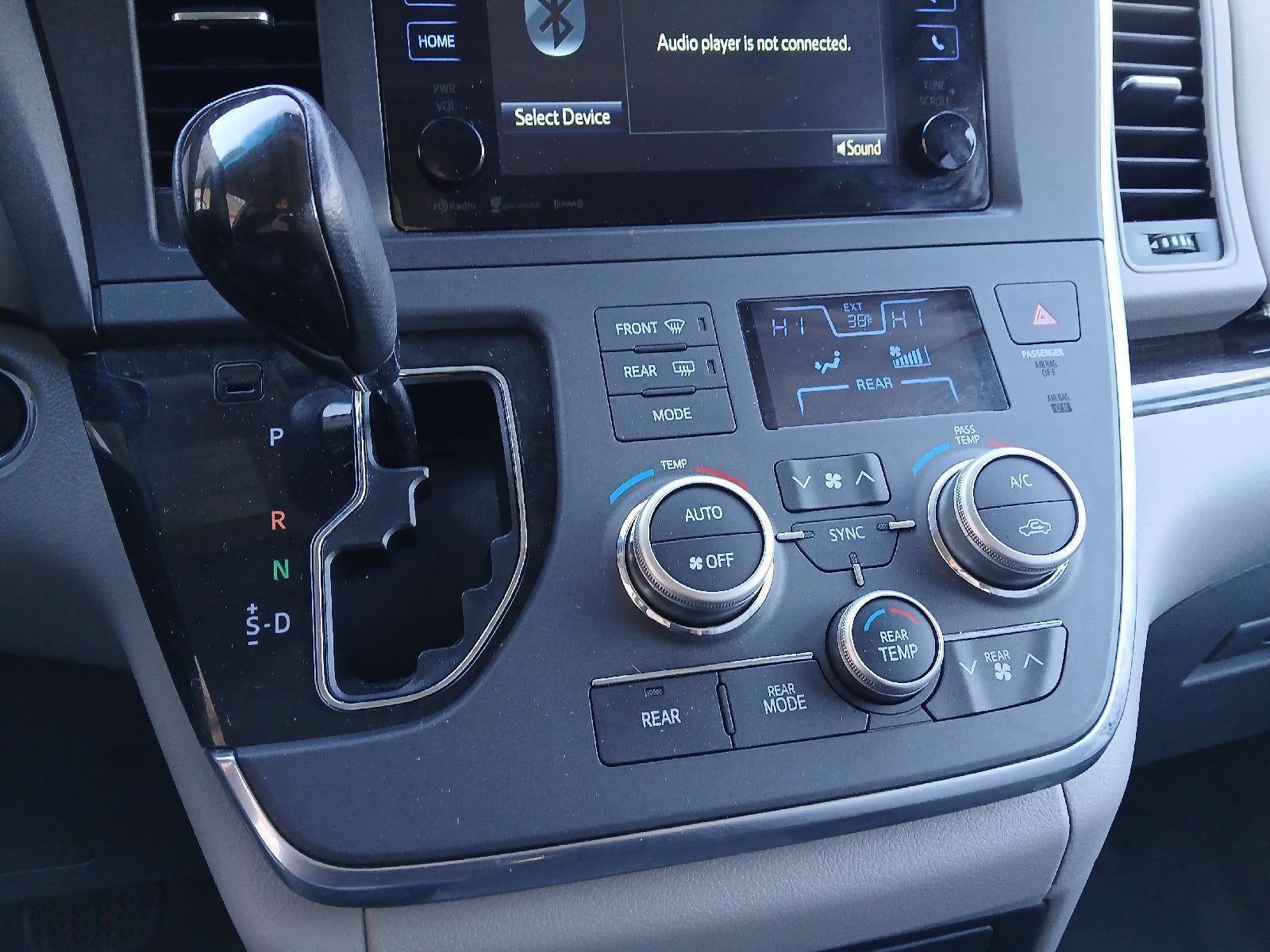 2017 Toyota SIENNA XLE 3.5L XLE 8-Passenger