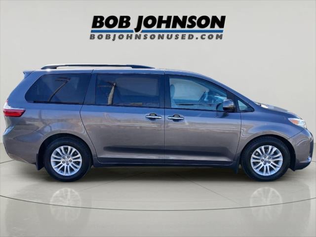 2017 Toyota SIENNA XLE 3.5L XLE 8-Passenger