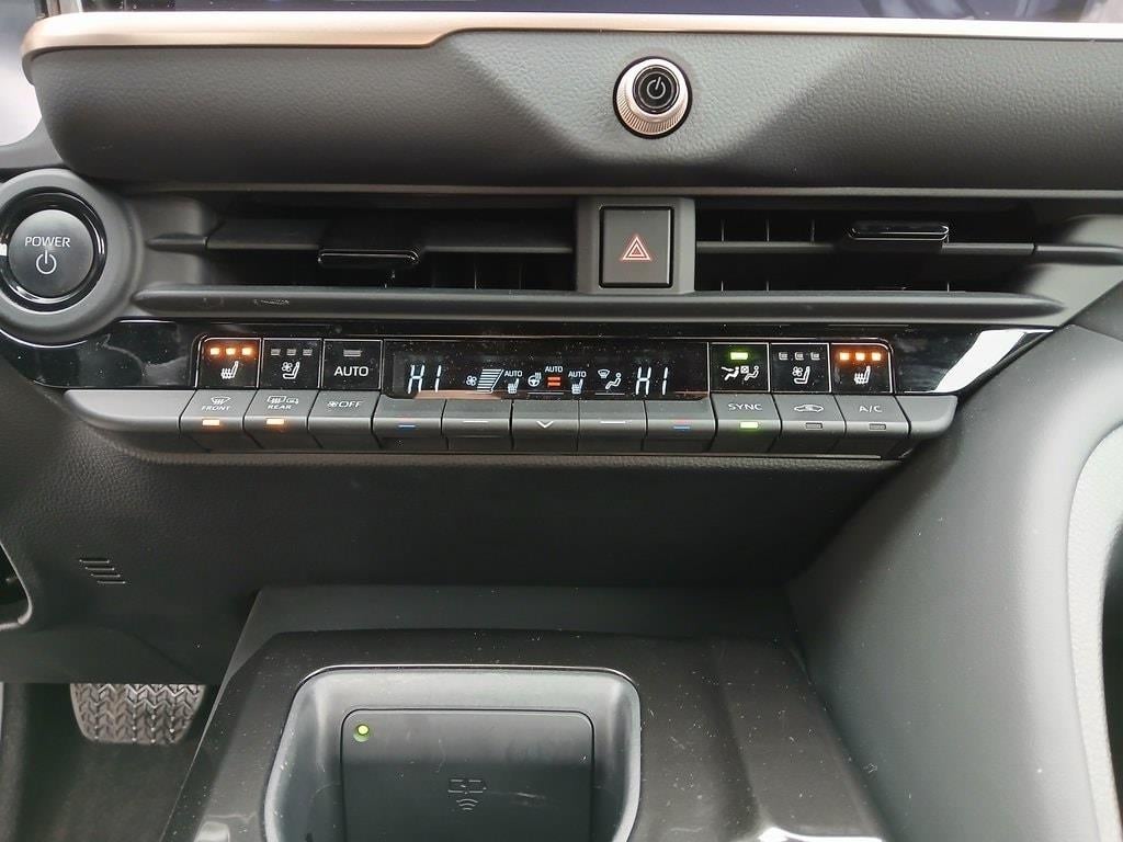 2025 Toyota CROWN SIGNIA XLE