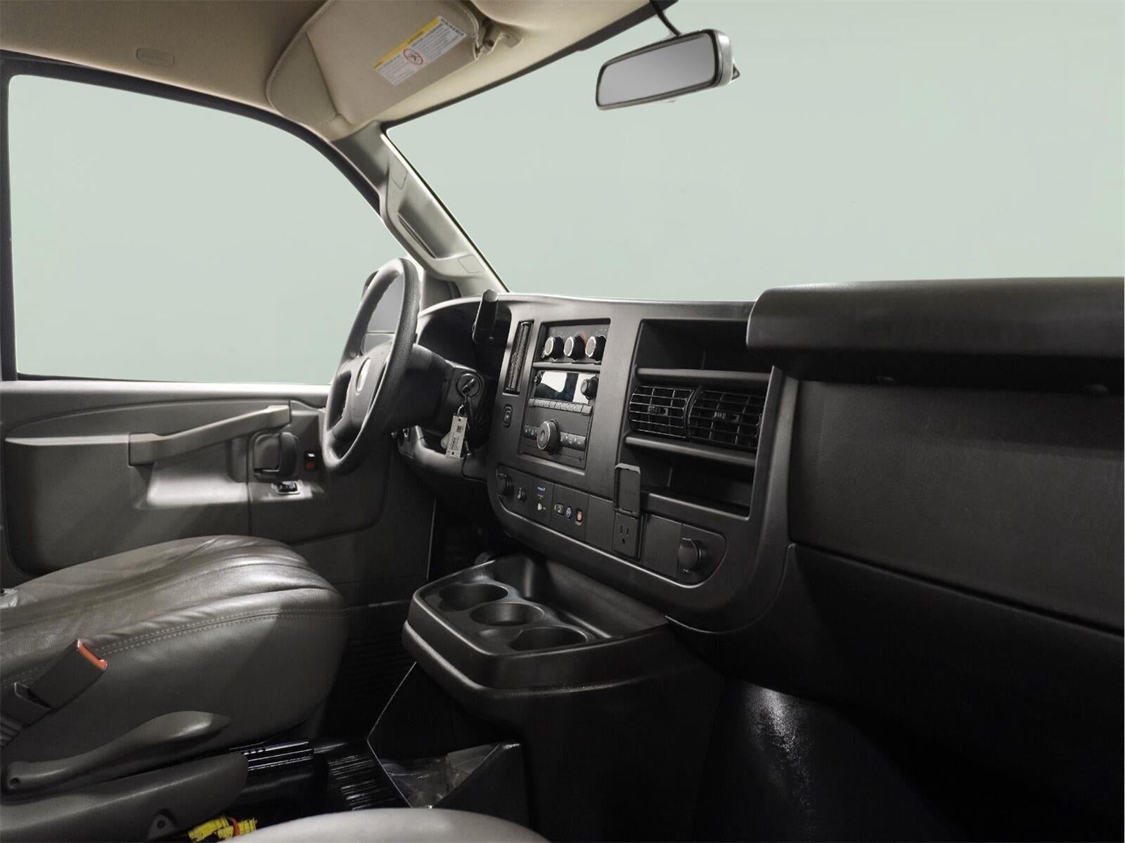 2025 Chevrolet Express Cargo WT