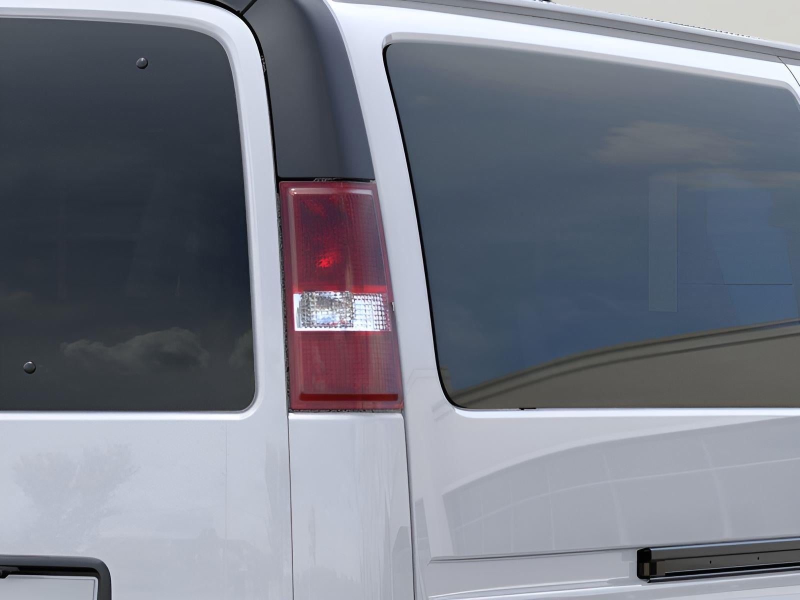 2025 Chevrolet Express Passenger 3500 1LT