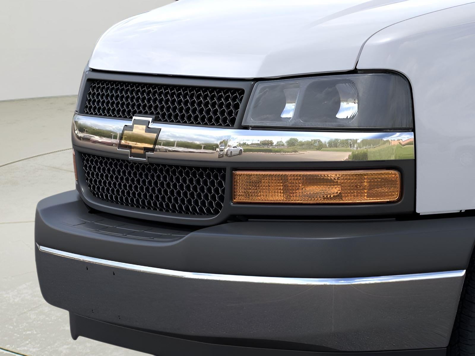 2025 Chevrolet Express Passenger 3500 1LT