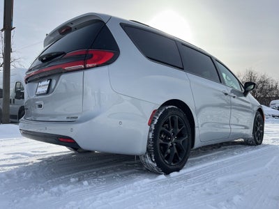 2024 Chrysler Pacifica Touring L S APPERANCE PACKAGE