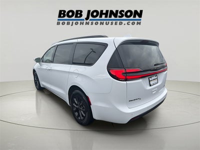 2022 Chrysler Pacifica Touring L CARBRAVO!