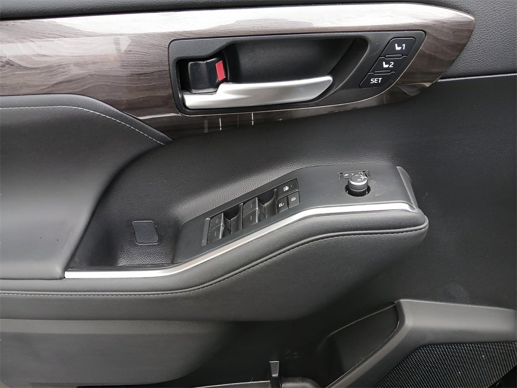 2023 Toyota Highlander Hybrid Platinum