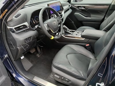 2023 Toyota Highlander Hybrid Platinum