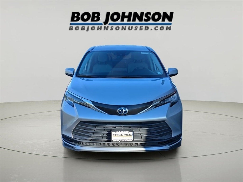 2021 Toyota Sienna LE 8 Passenger